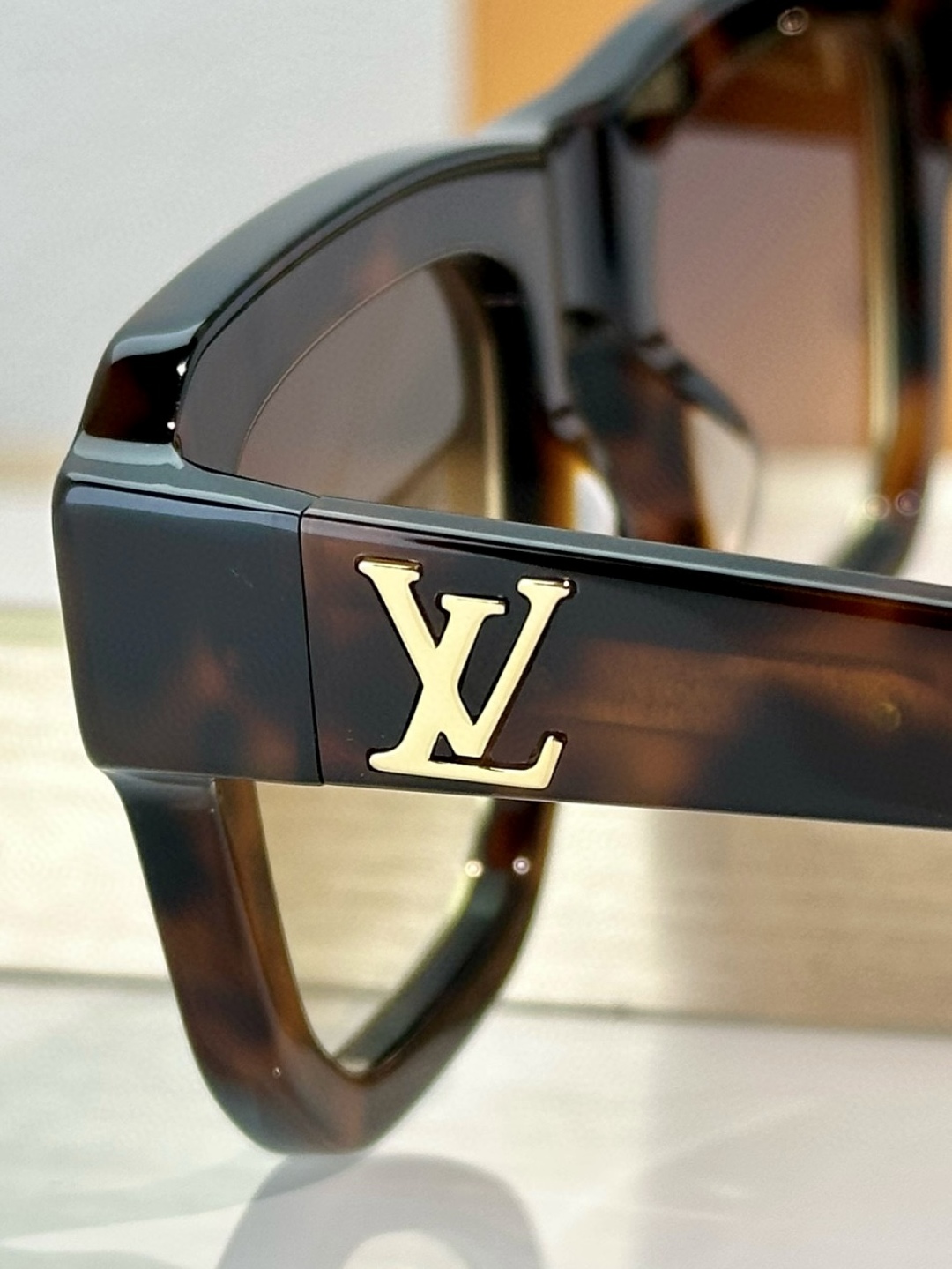  LOUIS VUITTO*
Legacy Round太阳眼镜🕶️
前框凸出的金属包圈，搭配经典板材圈
