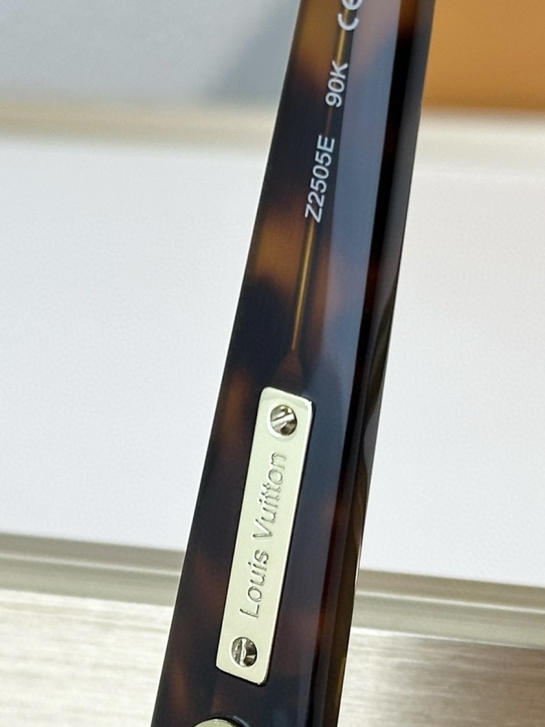  LOUIS VUITTO*
Legacy Round太阳眼镜🕶️
前框凸出的金属包圈，搭配经典板材圈
