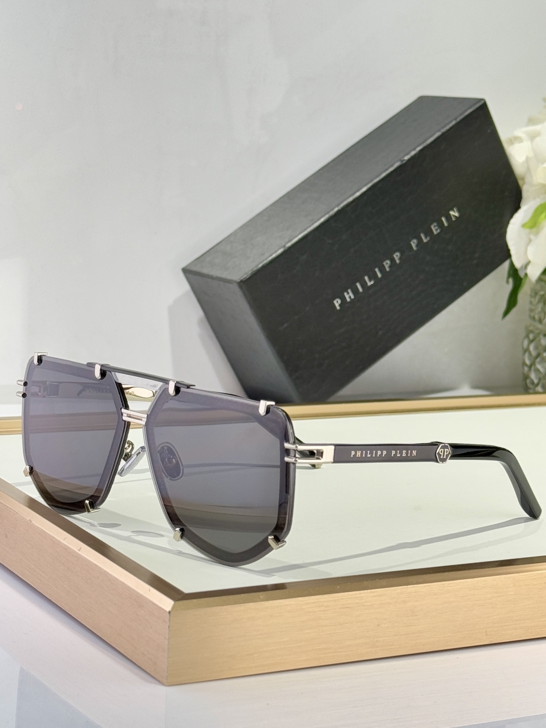 ￼ PhiliPP Plein
Mod：SP
Size：66口10-145
品质保证
金属电镀
质感看得