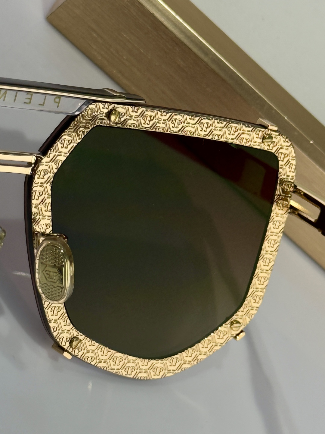 ￼ PhiliPP Plein
Mod：SP
Size：66口10-145
品质保证
金属电镀
质感看得