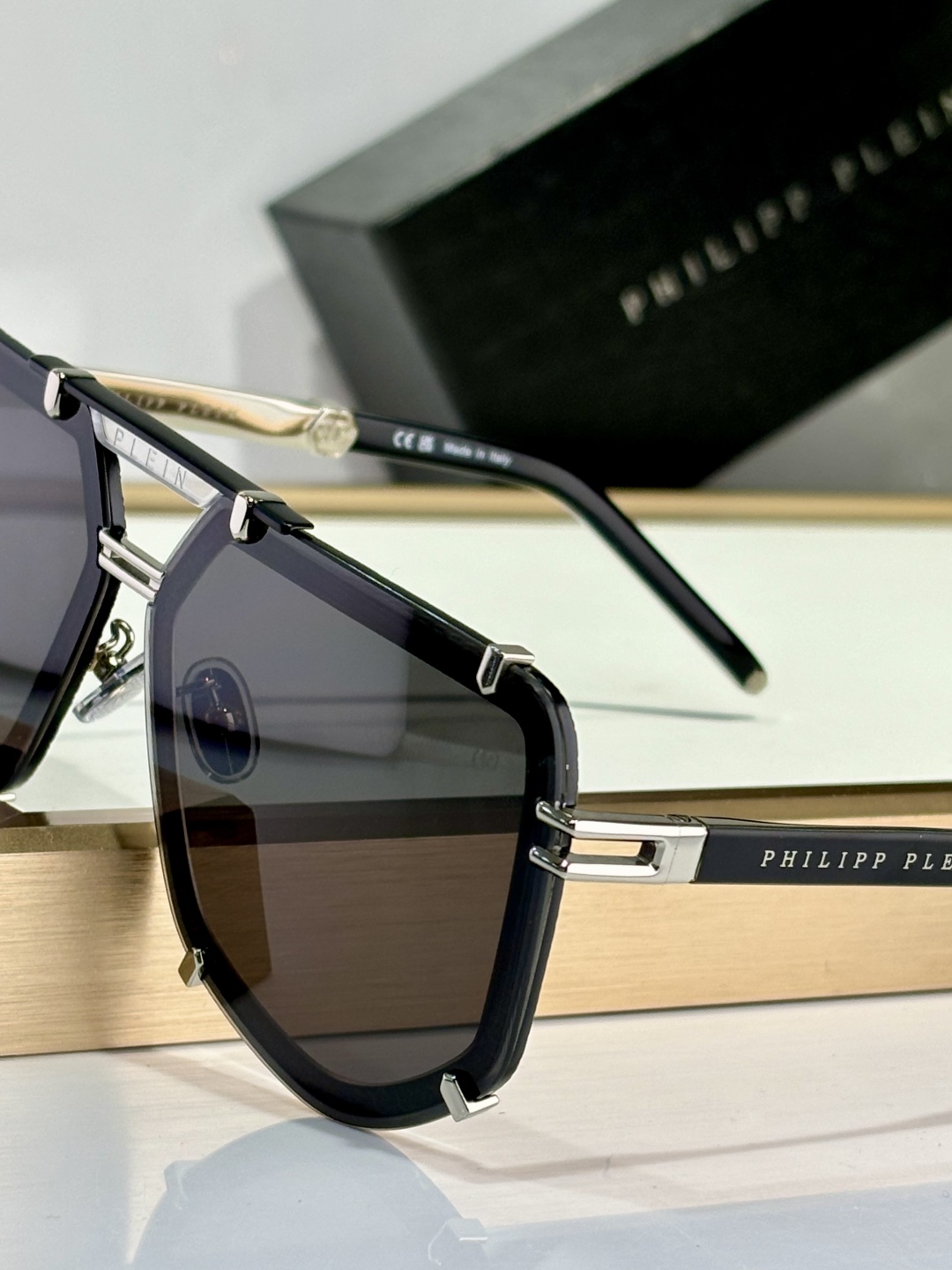 ￼ PhiliPP Plein
Mod：SP
Size：66口10-145
品质保证
金属电镀
质感看得