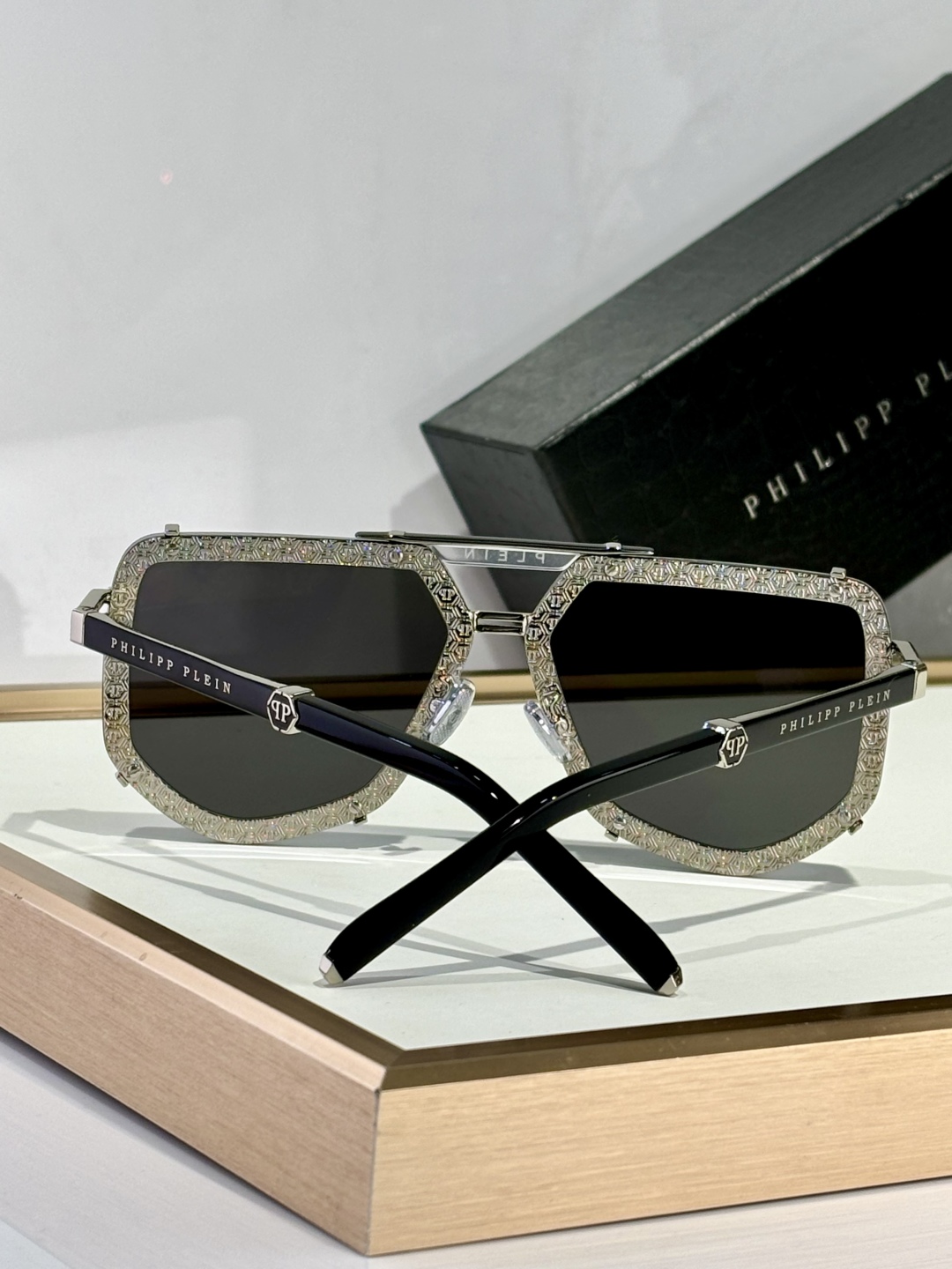 ￼ PhiliPP Plein
Mod：SP
Size：66口10-145
品质保证
金属电镀
质感看得