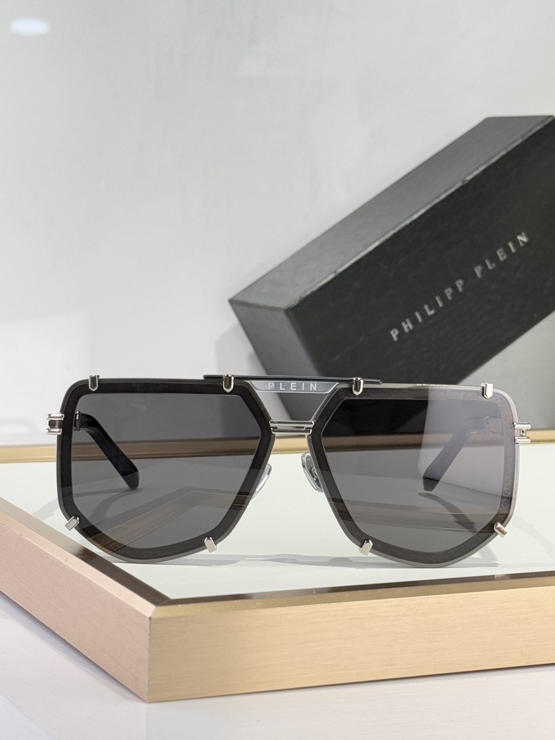￼ PhiliPP Plein
Mod：SP
Size：66口10-145
品质保证
金属电镀
质感看得