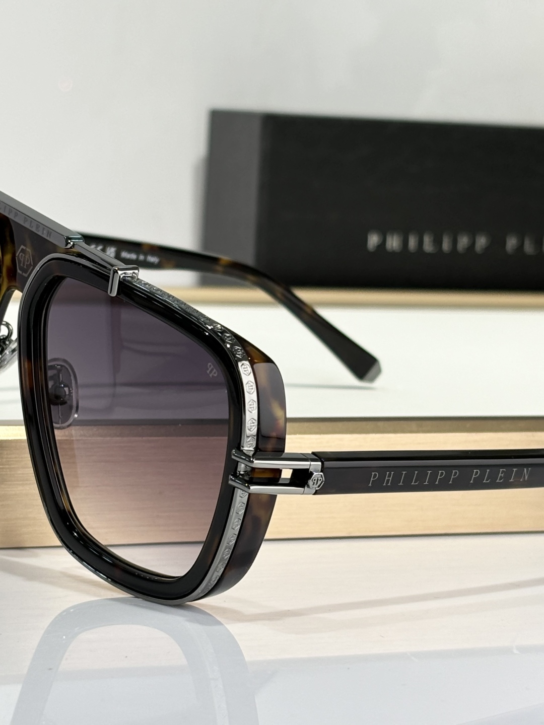 ￼ PhiliPP Plein
Mod：SP
Size：66口10-145
品质保证
金属电镀
质感看得