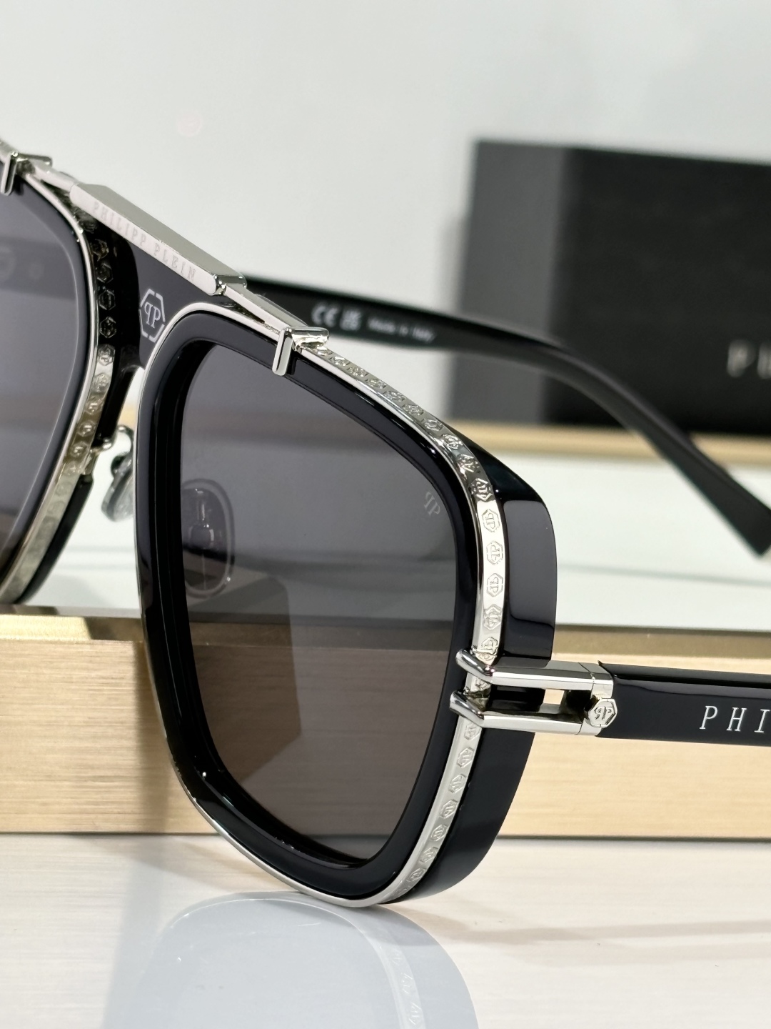 ￼ PhiliPP Plein
Mod：SP
Size：66口10-145
品质保证
金属电镀
质感看得