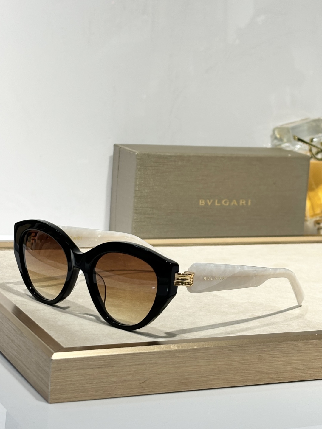 ￼ BVLGARI
MOD：BV40046
SIZE：53-19-130

