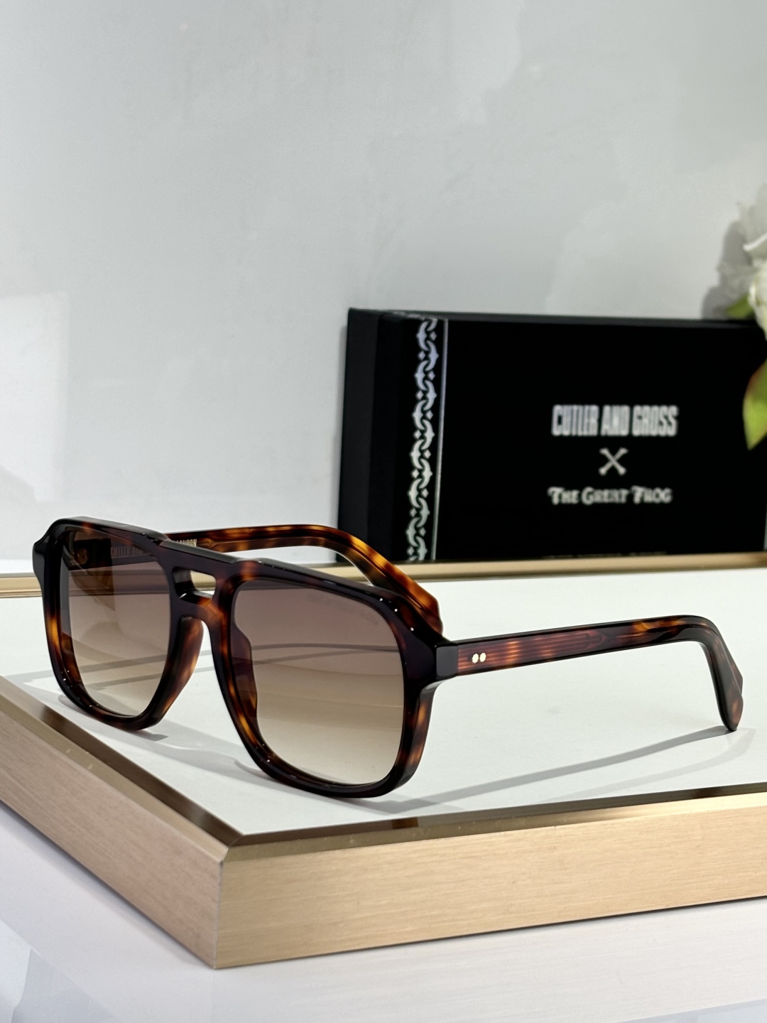  CUTLER AND GROSS
Mod：CGSN1394
size：57口19-150
备受期待的德