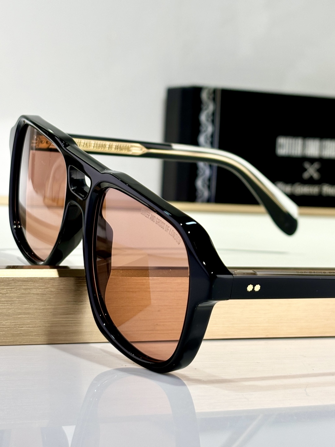  CUTLER AND GROSS
Mod：CGSN1394
size：57口19-150
备受期待的德