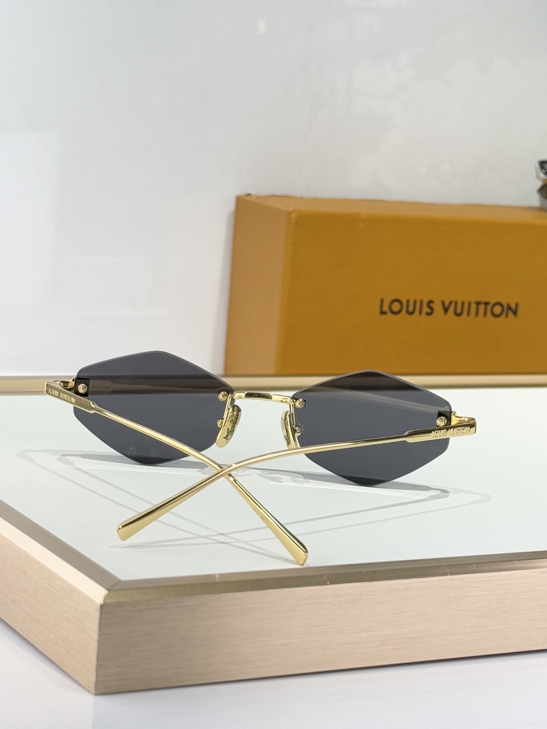  LOUIS VUITTO
MODEL：Z2192U
SIZE：57口16-145
