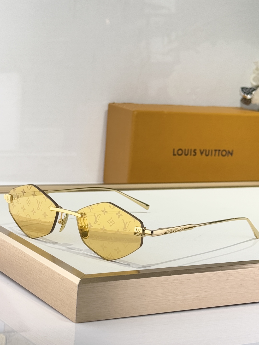  LOUIS VUITTO
MODEL：Z2192U
SIZE：57口16-145
