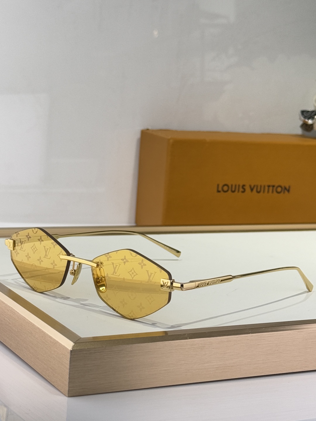  LOUIS VUITTO
MODEL：Z2192U
SIZE：57口16-145
