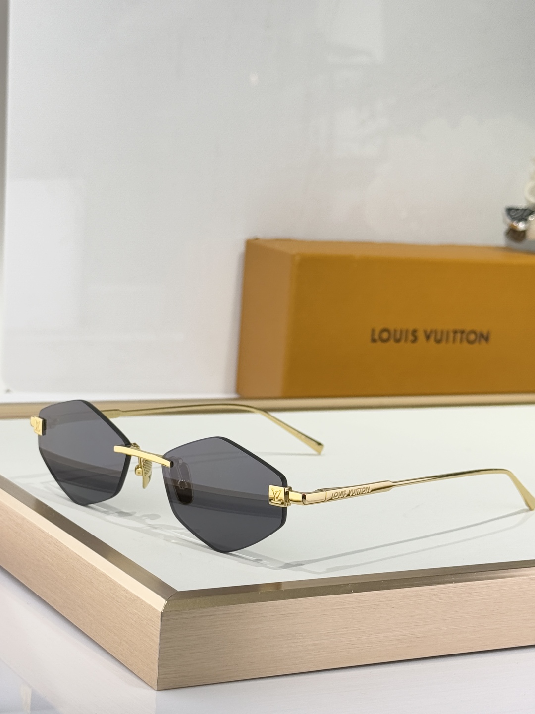  LOUIS VUITTO
MODEL：Z2192U
SIZE：57口16-145
