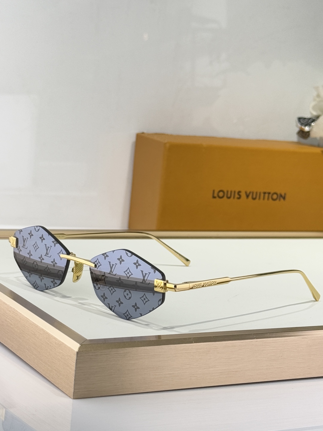  LOUIS VUITTO
MODEL：Z2192U
SIZE：57口16-145
