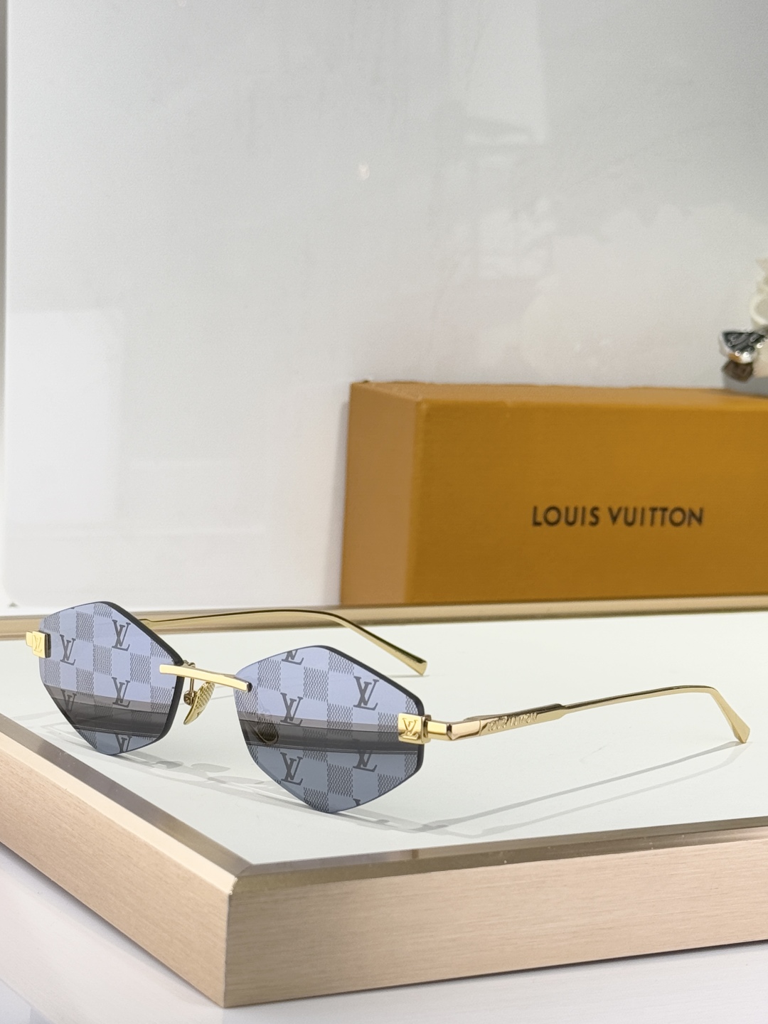  LOUIS VUITTO
MODEL：Z2192U
SIZE：57口16-145
