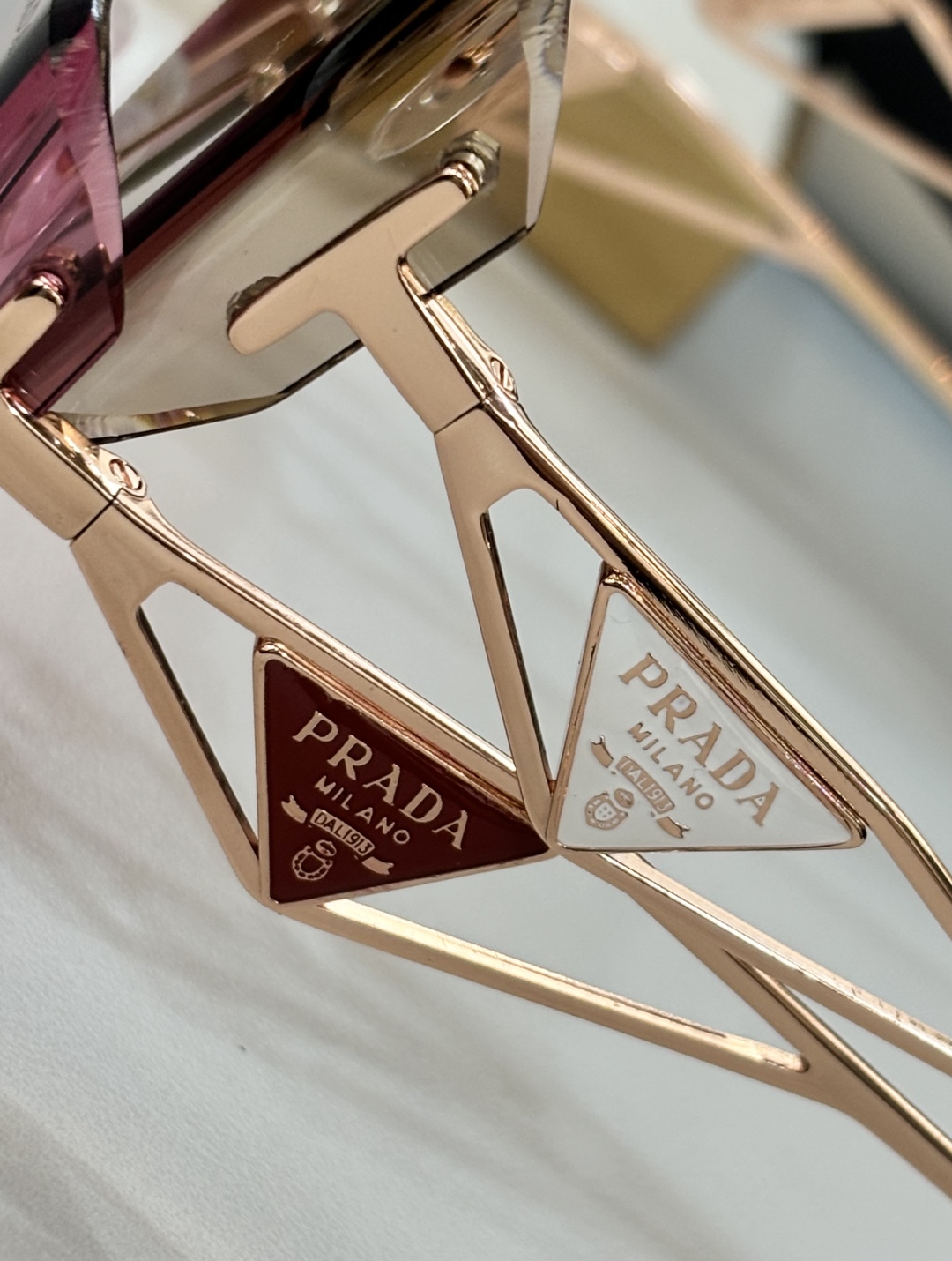 PRADA
MODPR189
Size60-17-140
