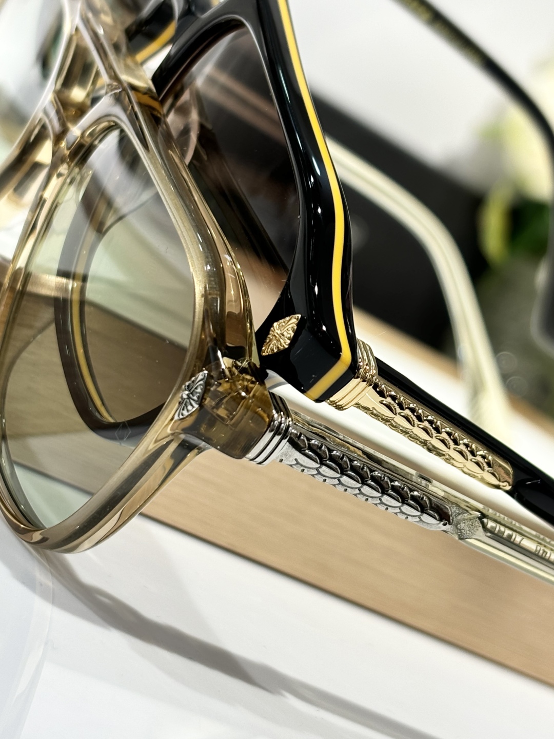  Zeiss lenses
CHROME HEART
顶级板材手工打磨抛光而成 
MODZIPHER
S