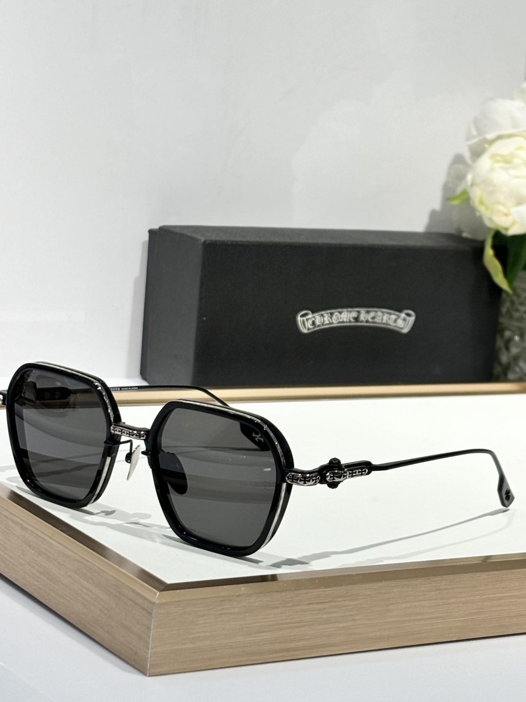  Zeiss lenses
CHROME HEART
顶级板材手工打磨抛光而成 
立体配饰logo彰显品