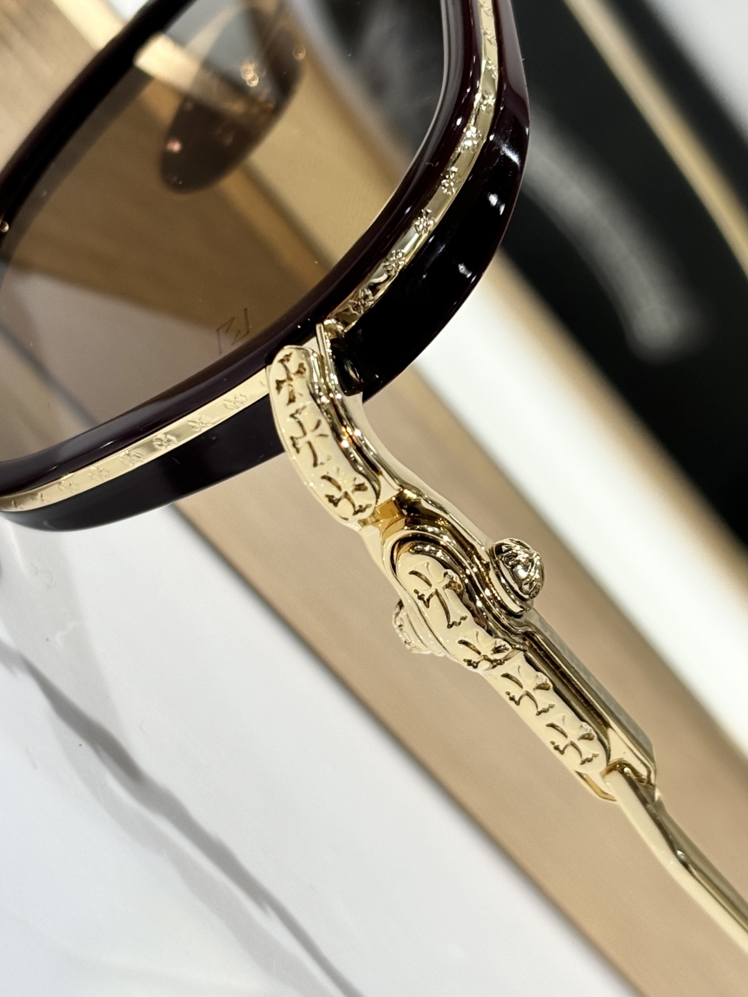  Zeiss lenses
CHROME HEART
顶级板材手工打磨抛光而成 
立体配饰logo彰显品