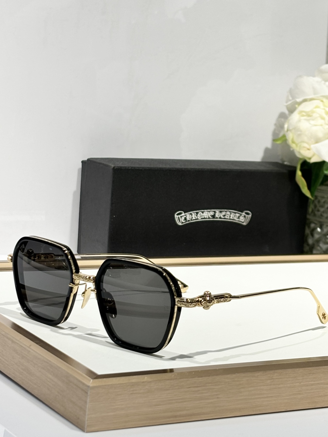  Zeiss lenses
CHROME HEART
顶级板材手工打磨抛光而成 
立体配饰logo彰显品