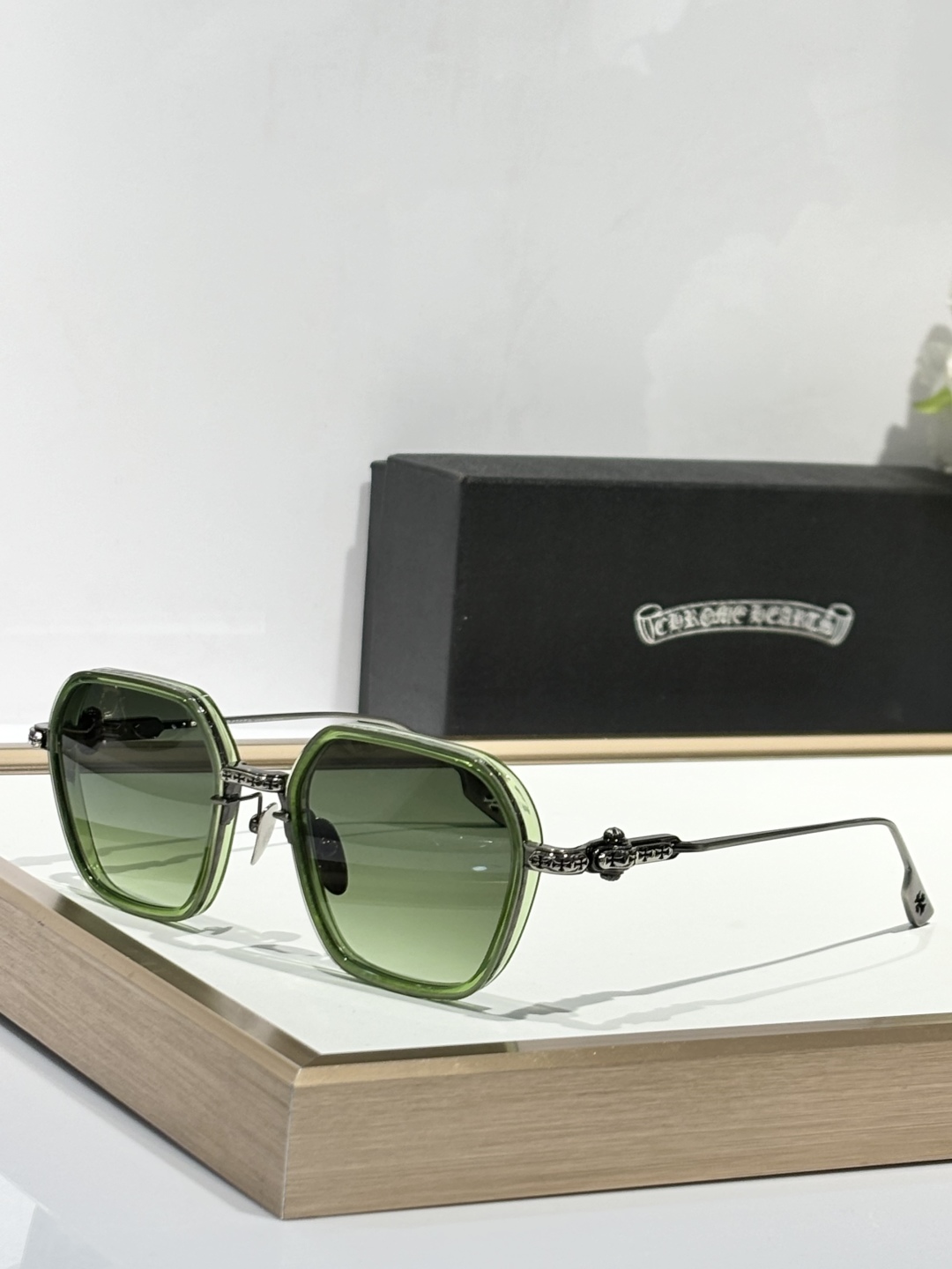  Zeiss lenses
CHROME HEART
顶级板材手工打磨抛光而成 
立体配饰logo彰显品