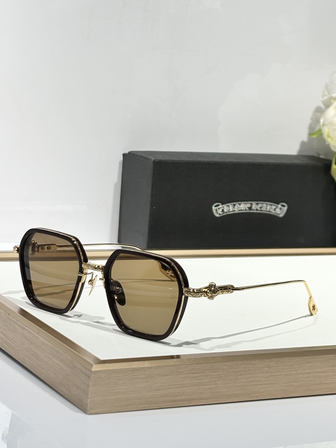  Zeiss lenses
CHROME HEART
顶级板材手工打磨抛光而成 
立体配饰logo彰显品