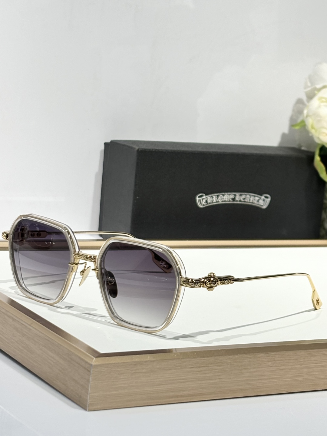  Zeiss lenses
CHROME HEART
顶级板材手工打磨抛光而成 
立体配饰logo彰显品