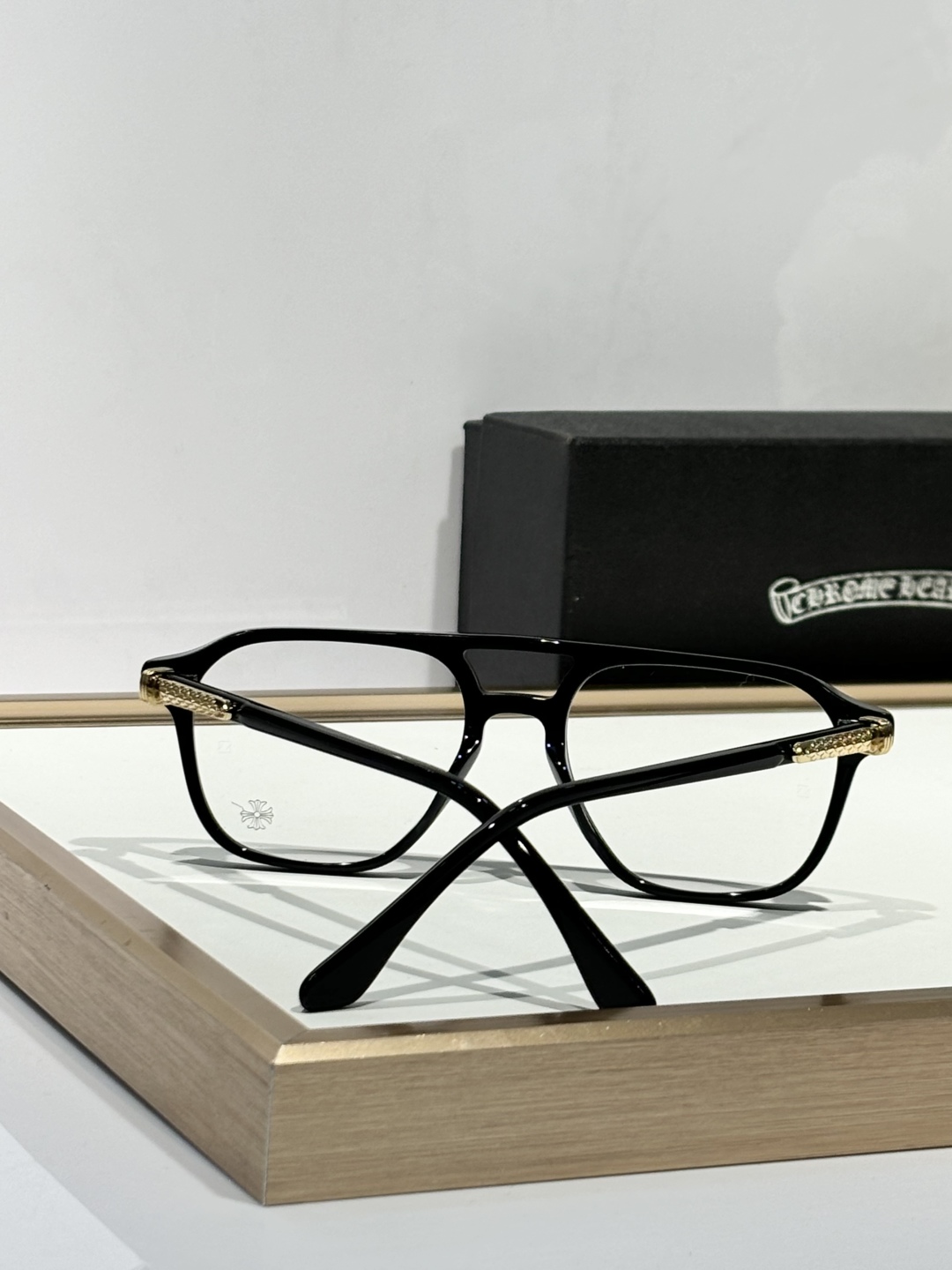  Zeiss lenses
CHROME HEART
顶级板材手工打磨抛光而成 
MODZIPHER
S