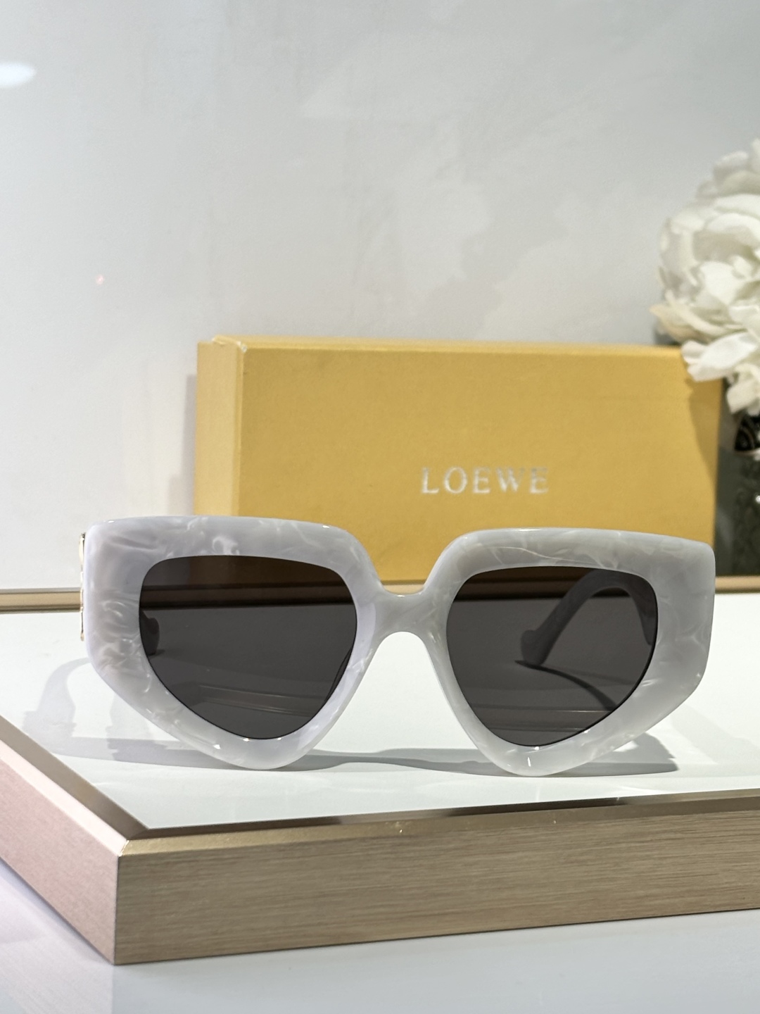  LOEW*
现代而迷人的太阳镜
配有闪亮大金属LOGO
不规则的猫眼形状适合每种脸型
凸显其特征
TO
