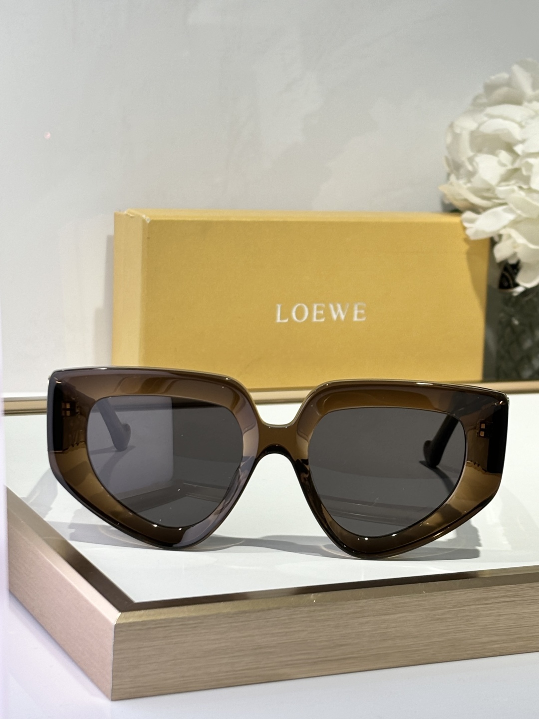  LOEW*
现代而迷人的太阳镜
配有闪亮大金属LOGO
不规则的猫眼形状适合每种脸型
凸显其特征
TO