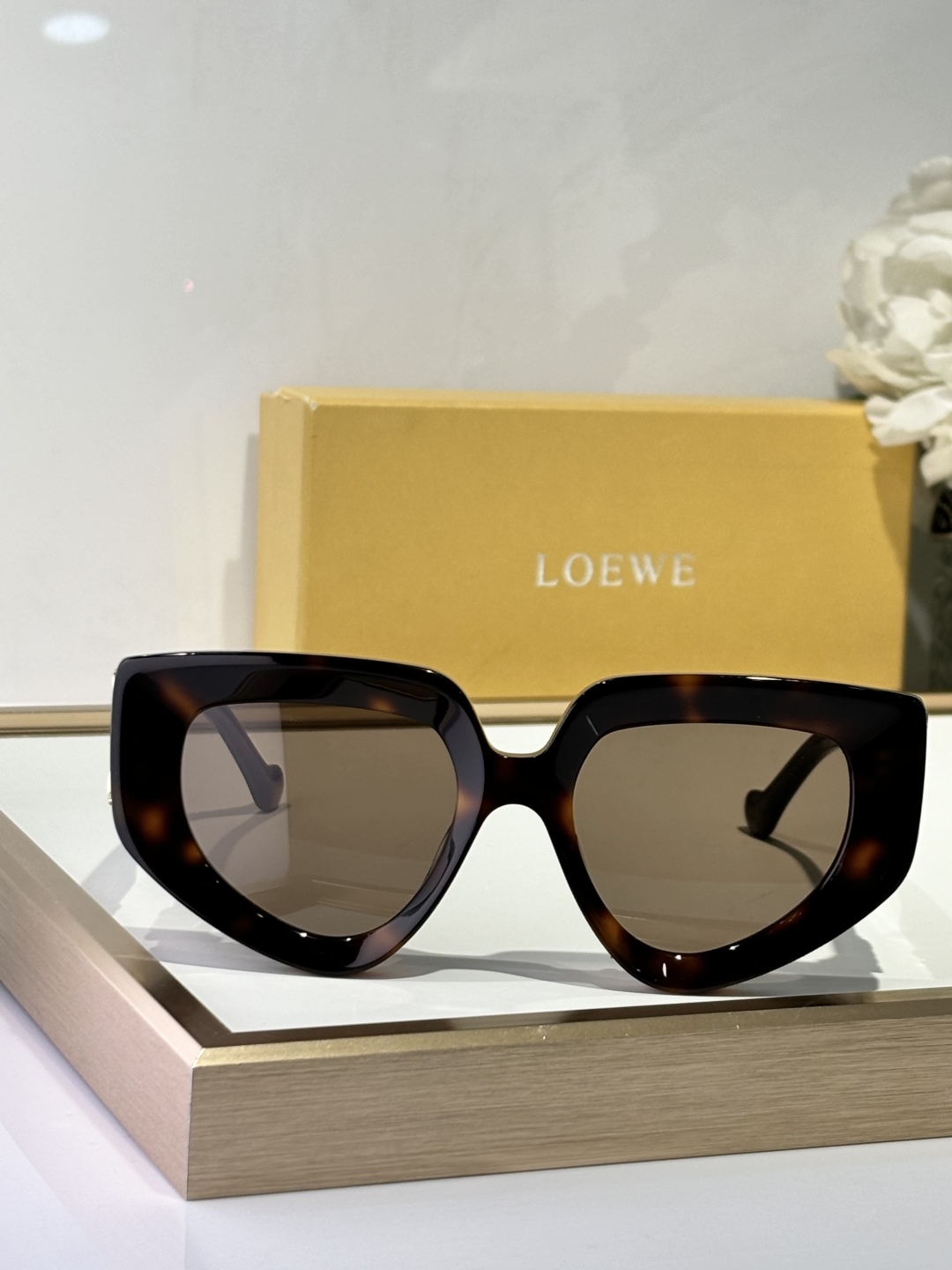  LOEW*
现代而迷人的太阳镜
配有闪亮大金属LOGO
不规则的猫眼形状适合每种脸型
凸显其特征
TO
