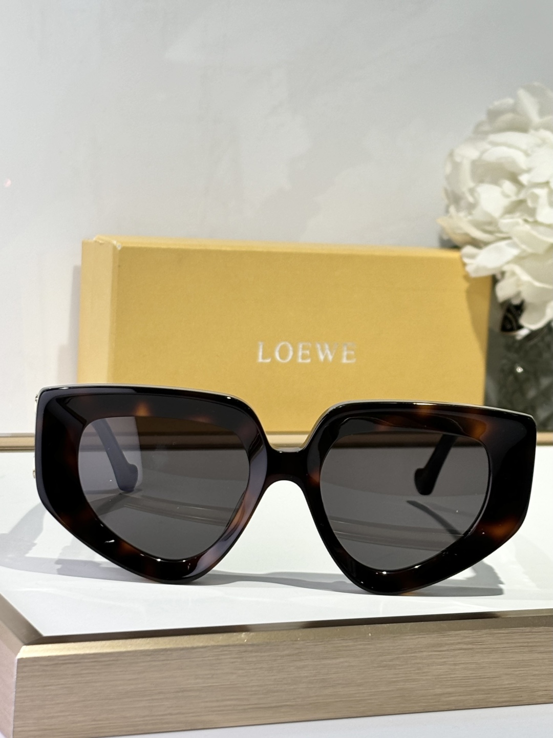  LOEW*
现代而迷人的太阳镜
配有闪亮大金属LOGO
不规则的猫眼形状适合每种脸型
凸显其特征
TO