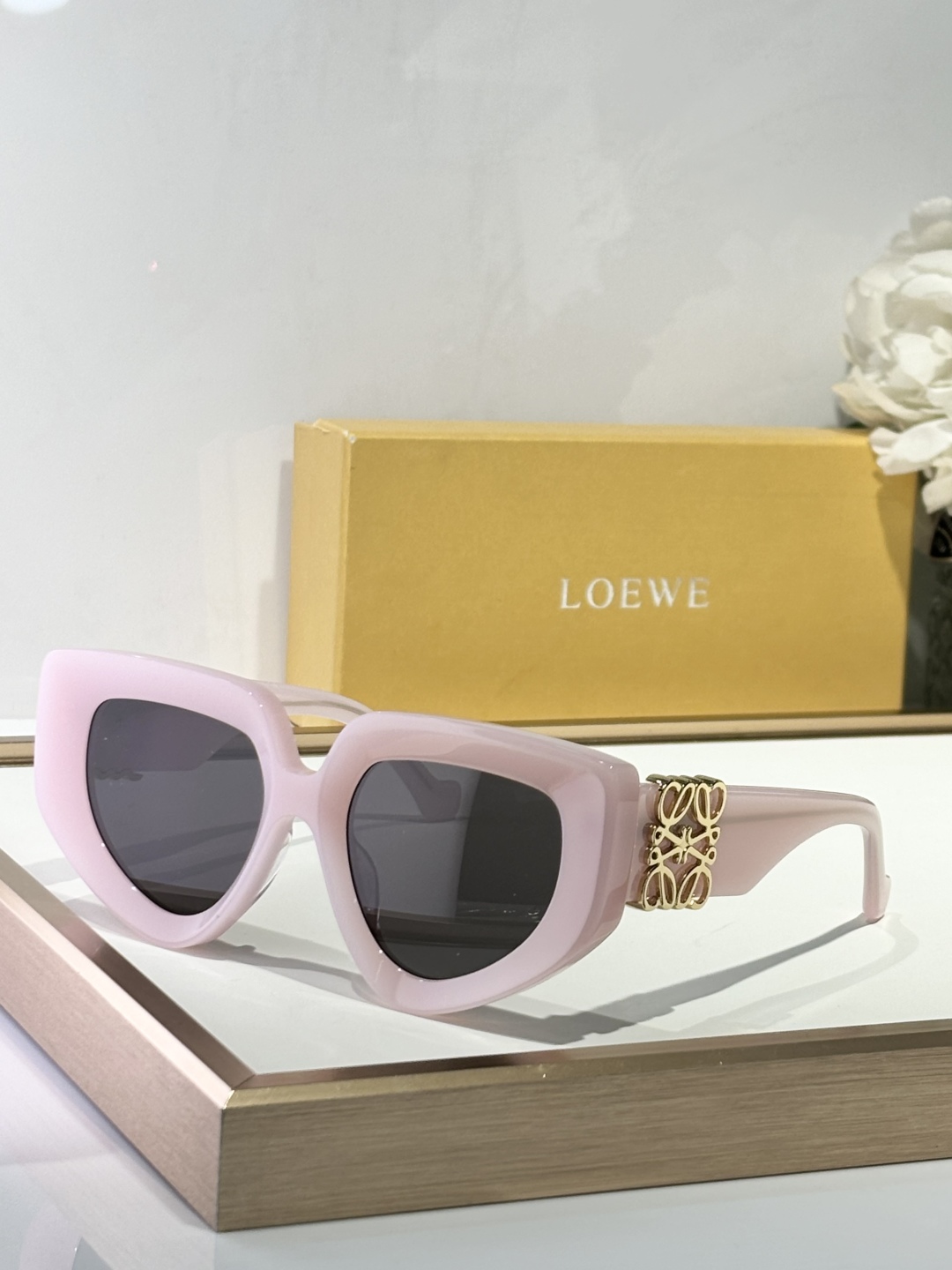  LOEW*
现代而迷人的太阳镜
配有闪亮大金属LOGO
不规则的猫眼形状适合每种脸型
凸显其特征
TO