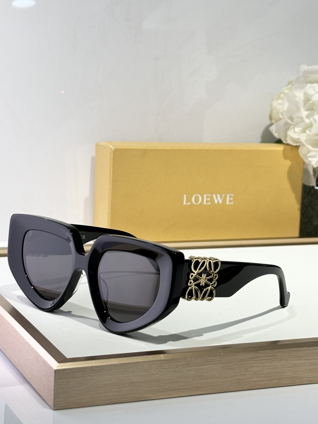 LOEW*
现代而迷人的太阳镜
配有闪亮大金属LOGO
不规则的猫眼形状适合每种脸型
凸显其特征
TO