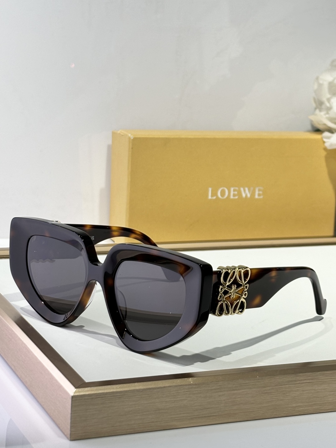  LOEW*
现代而迷人的太阳镜
配有闪亮大金属LOGO
不规则的猫眼形状适合每种脸型
凸显其特征
TO