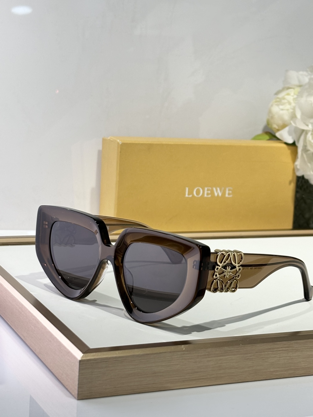  LOEW*
现代而迷人的太阳镜
配有闪亮大金属LOGO
不规则的猫眼形状适合每种脸型
凸显其特征
TO