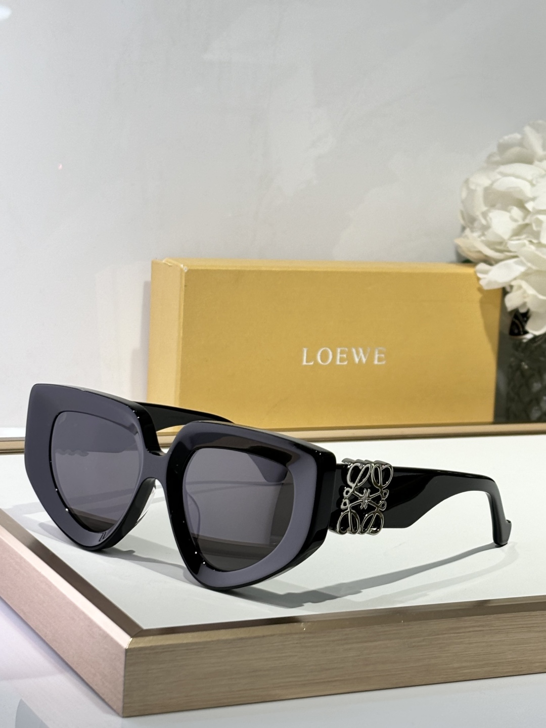  LOEW*
现代而迷人的太阳镜
配有闪亮大金属LOGO
不规则的猫眼形状适合每种脸型
凸显其特征
TO