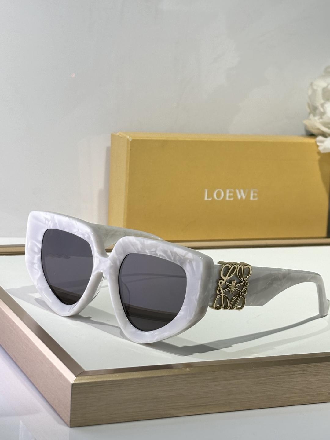  LOEW*
现代而迷人的太阳镜
配有闪亮大金属LOGO
不规则的猫眼形状适合每种脸型
凸显其特征
TO