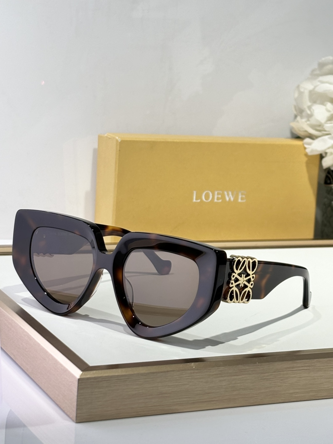  LOEW*
现代而迷人的太阳镜
配有闪亮大金属LOGO
不规则的猫眼形状适合每种脸型
凸显其特征
TO