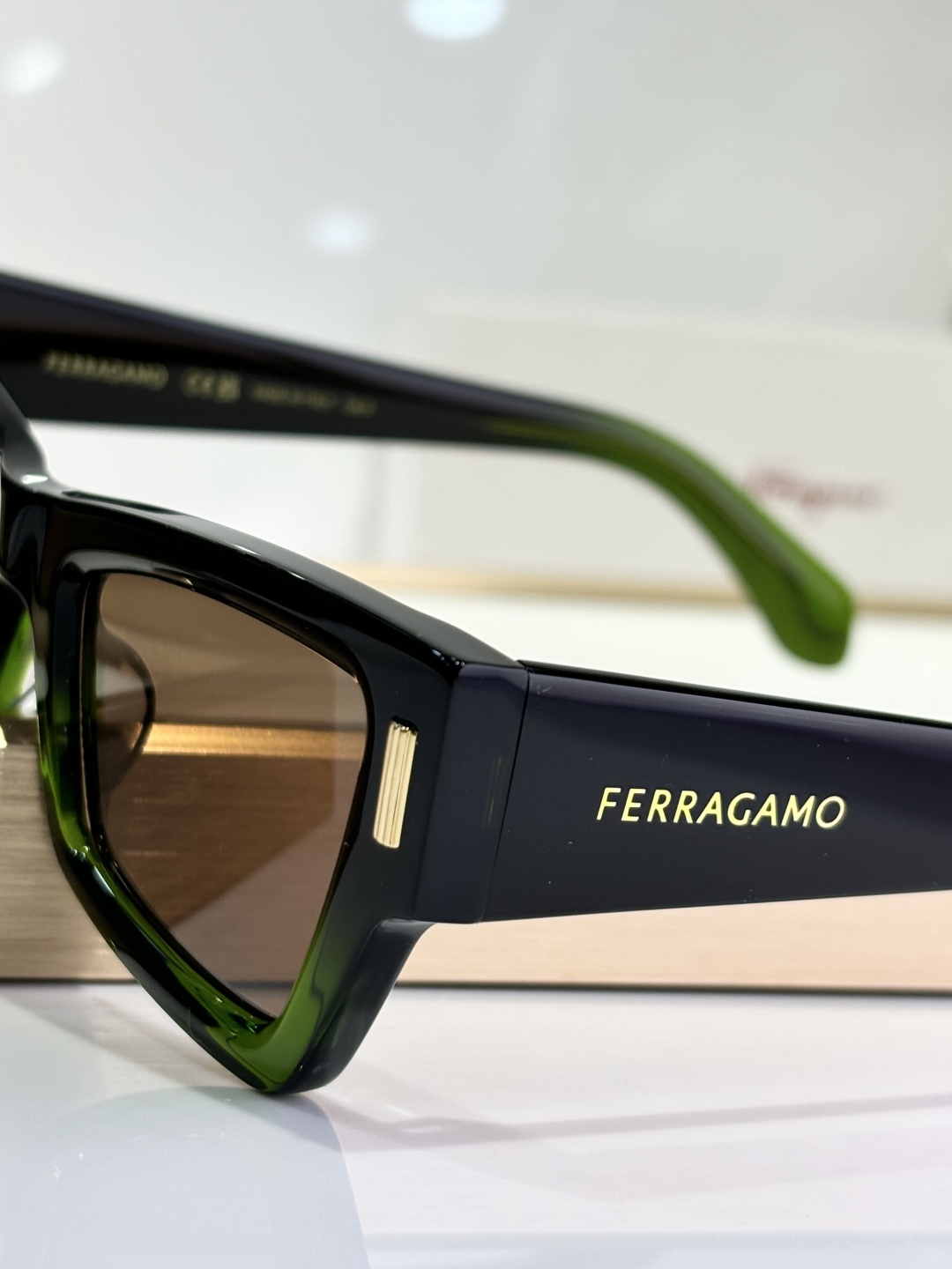  ￼ FERRAGAM*
MOD：SF2006
Size53-23-140
