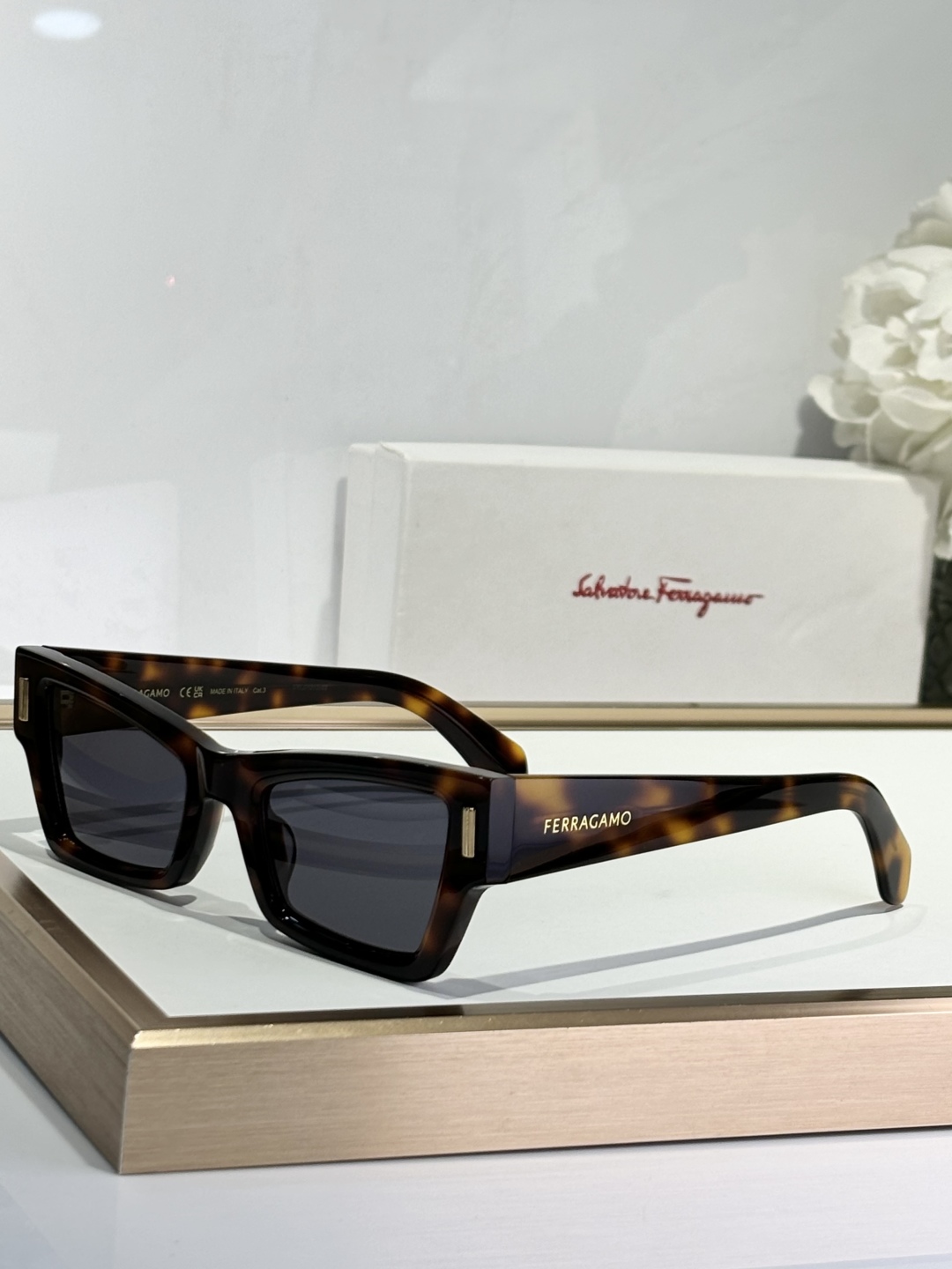  ￼ FERRAGAM*
MOD：SF2006
Size53-23-140
