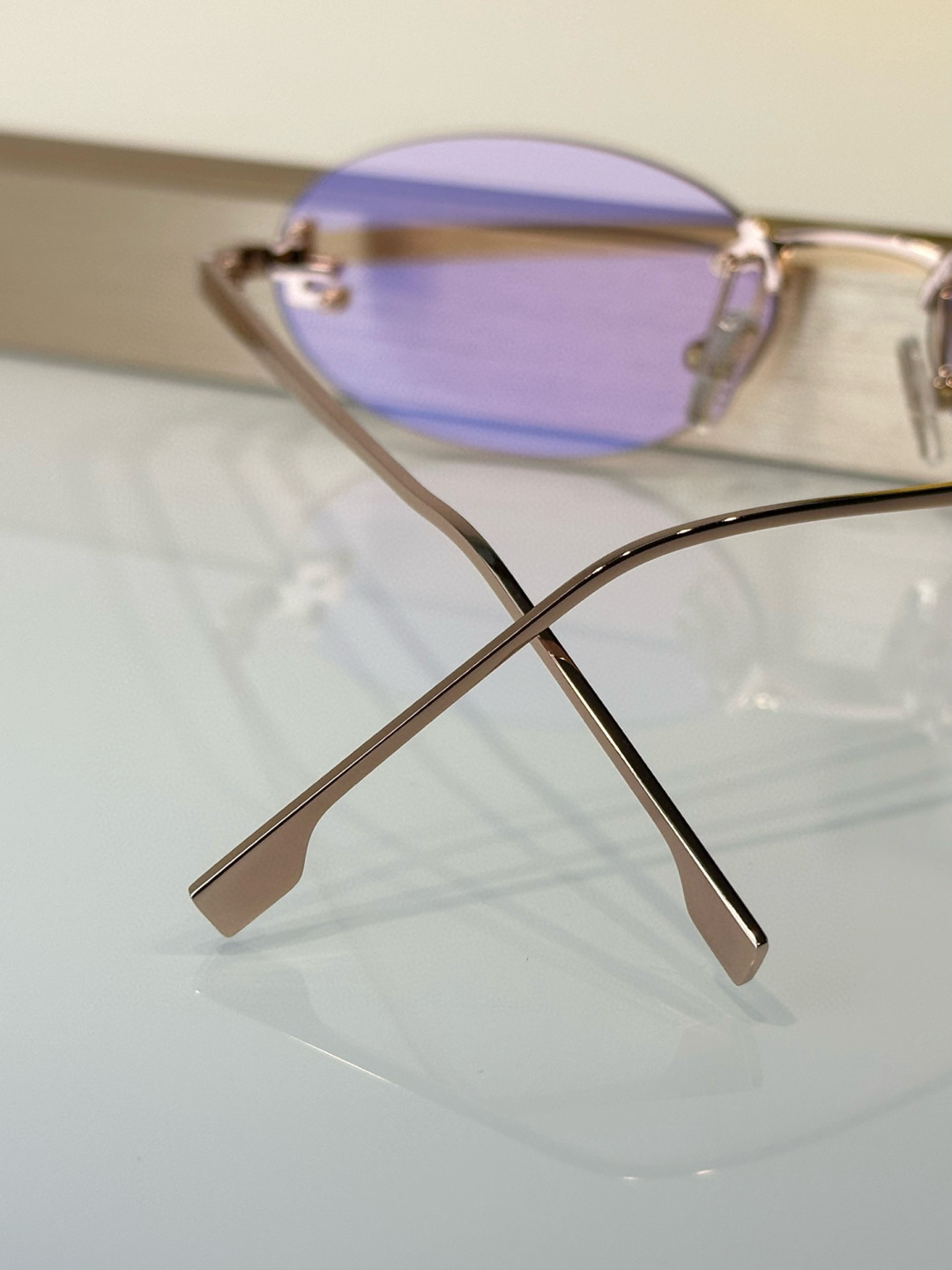  Fend*
Mod：FE4075US
Size：54-15-135
新配色
好温柔💓
