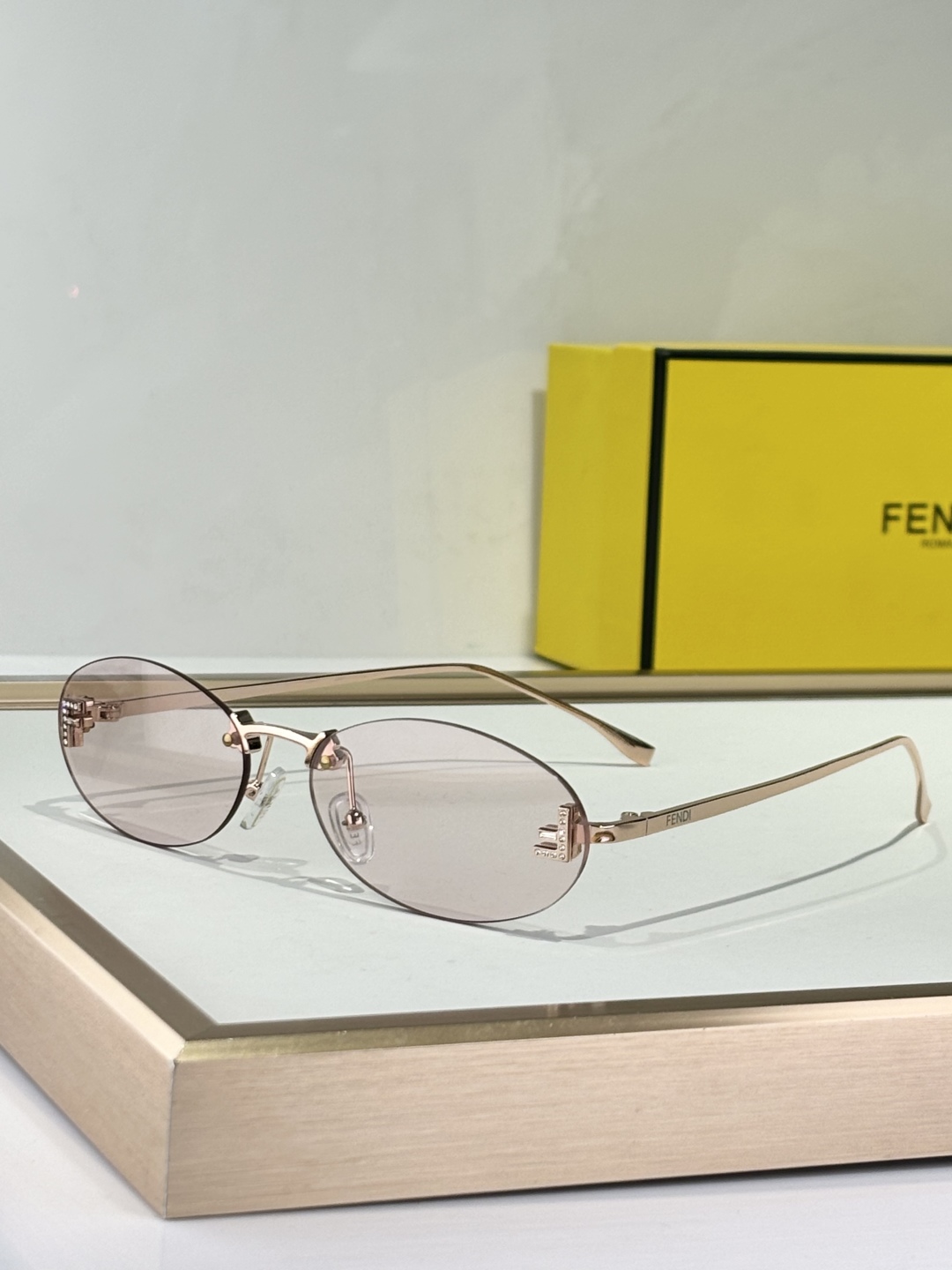  Fend*
Mod：FE4075US
Size：54-15-135
新配色
好温柔💓
