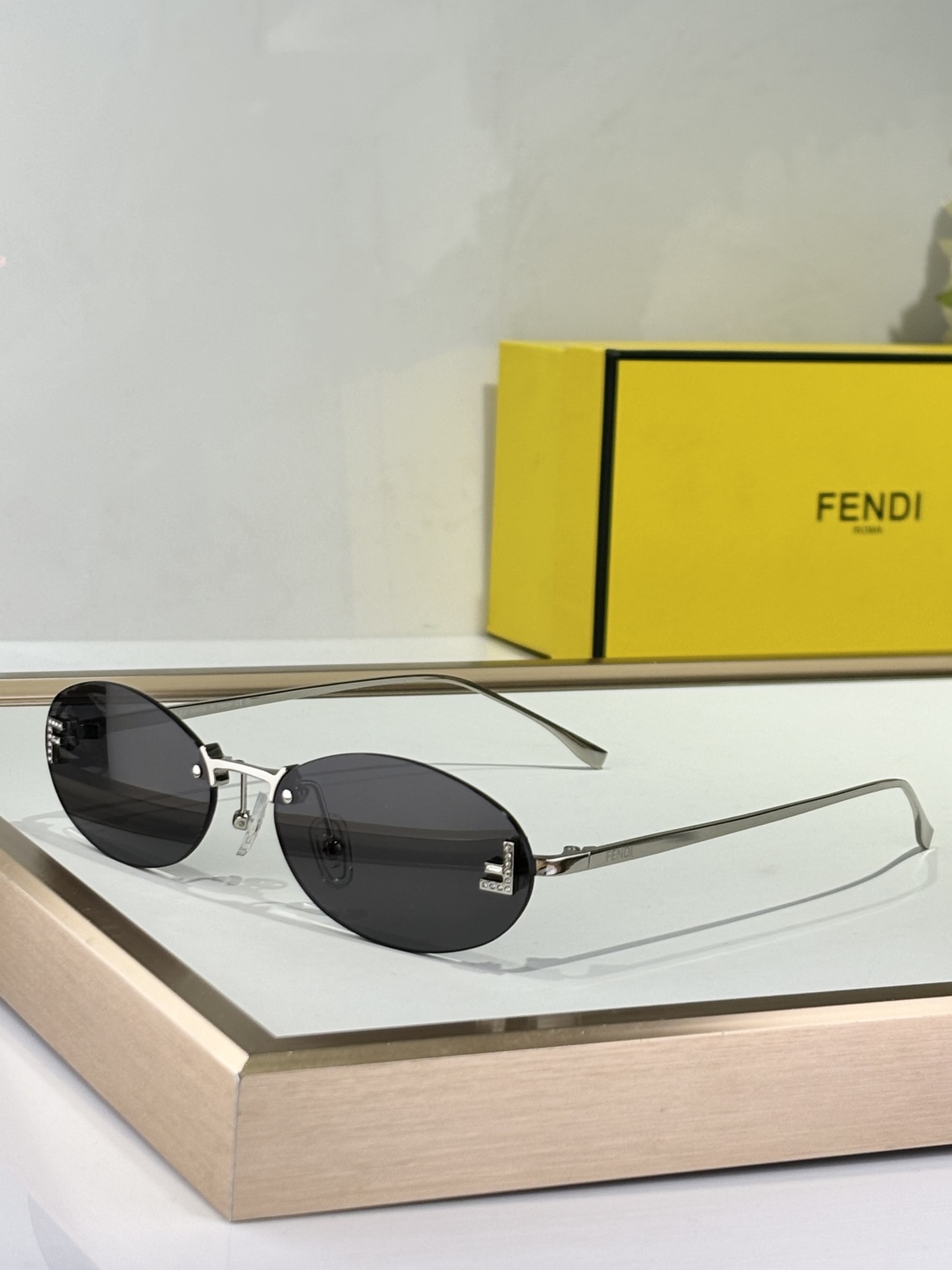 Fend*
Mod：FE4075US
Size：54-15-135
新配色
好温柔💓
