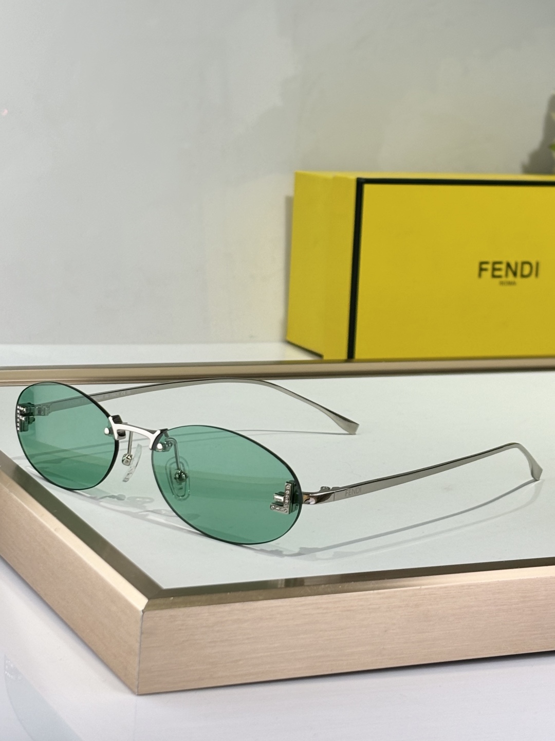  Fend*
Mod：FE4075US
Size：54-15-135
新配色
好温柔💓
