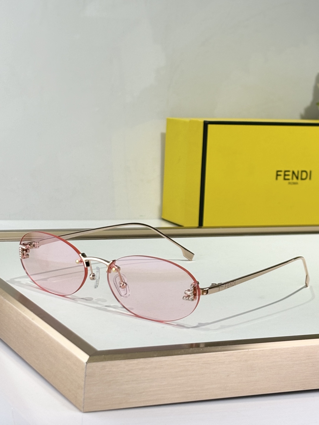  Fend*
Mod：FE4075US
Size：54-15-135
新配色
好温柔💓
