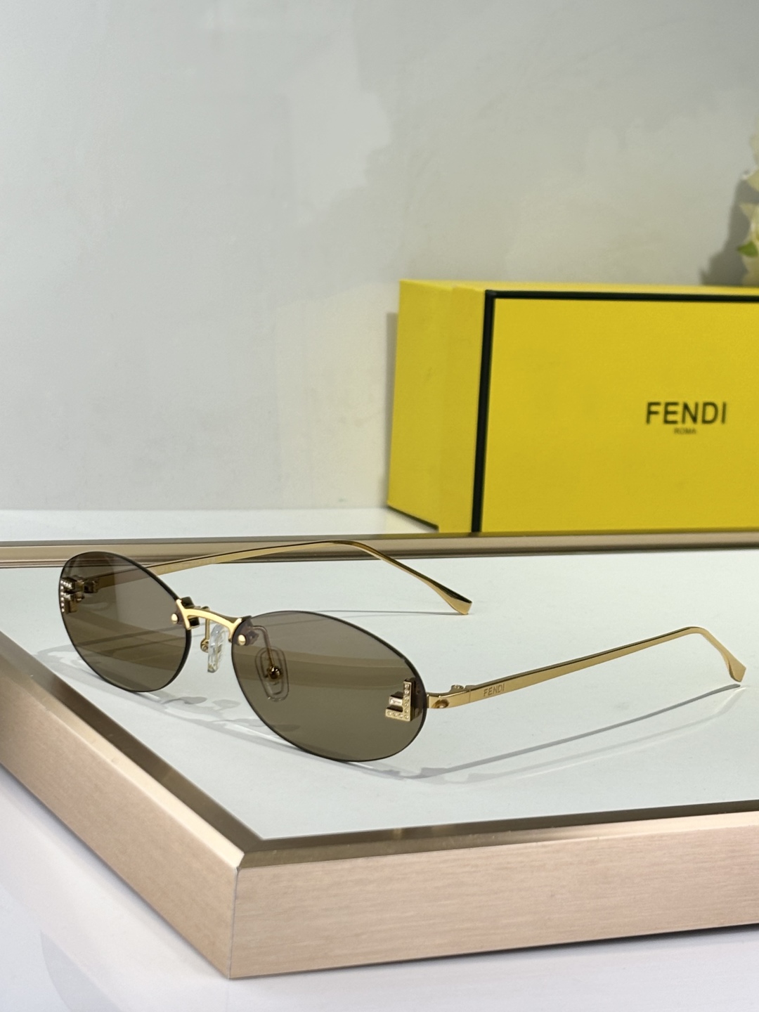  Fend*
Mod：FE4075US
Size：54-15-135
新配色
好温柔💓
