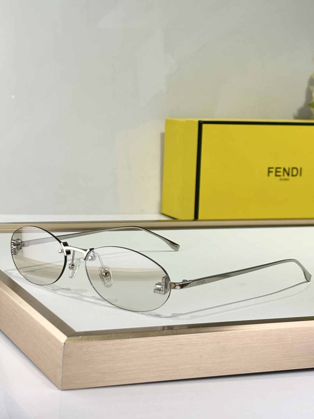  Fend*
Mod：FE4075US
Size：54-15-135
新配色
好温柔💓
