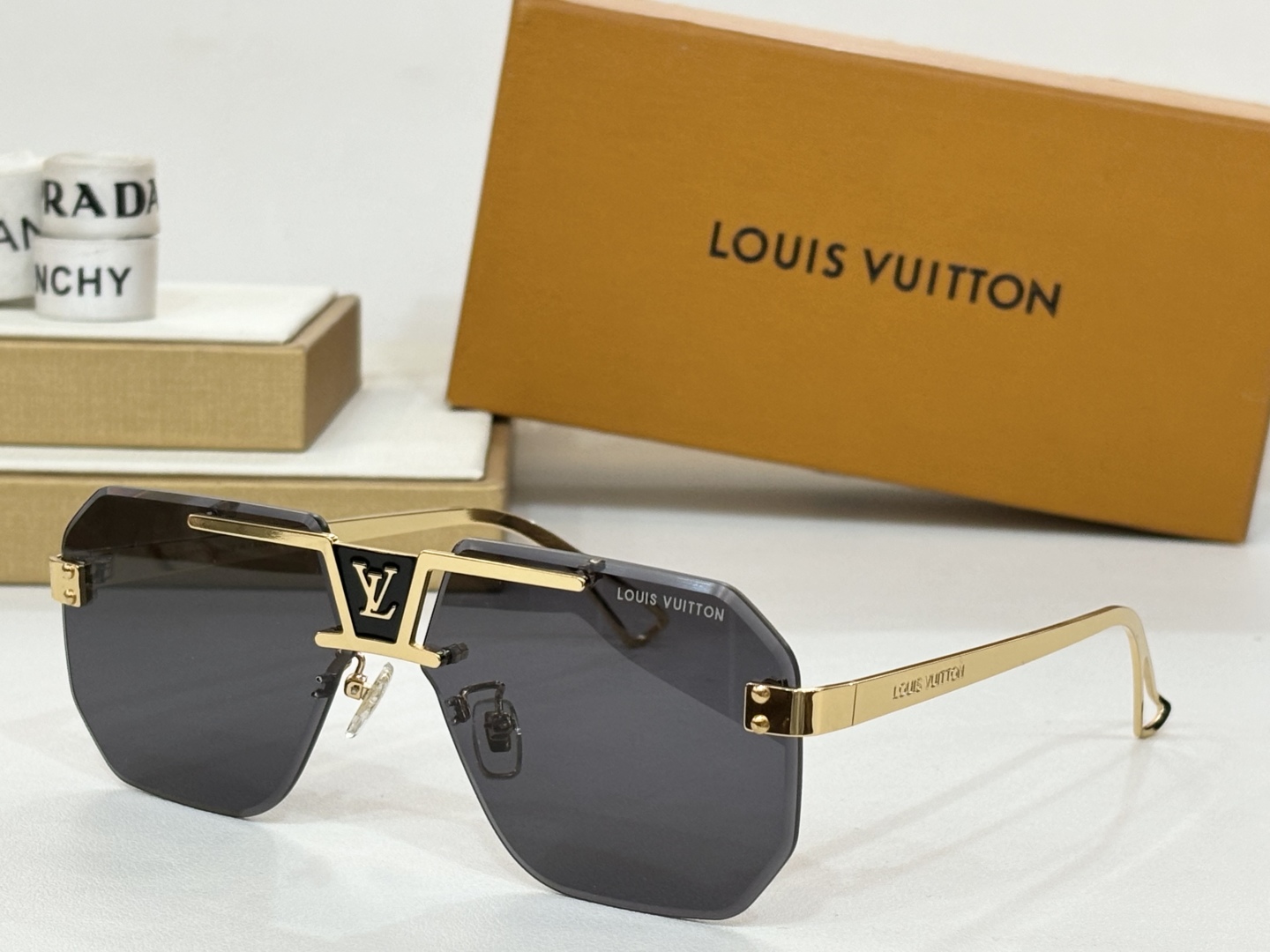  LOUIS VUITTO* 
MODEL：Z2038
