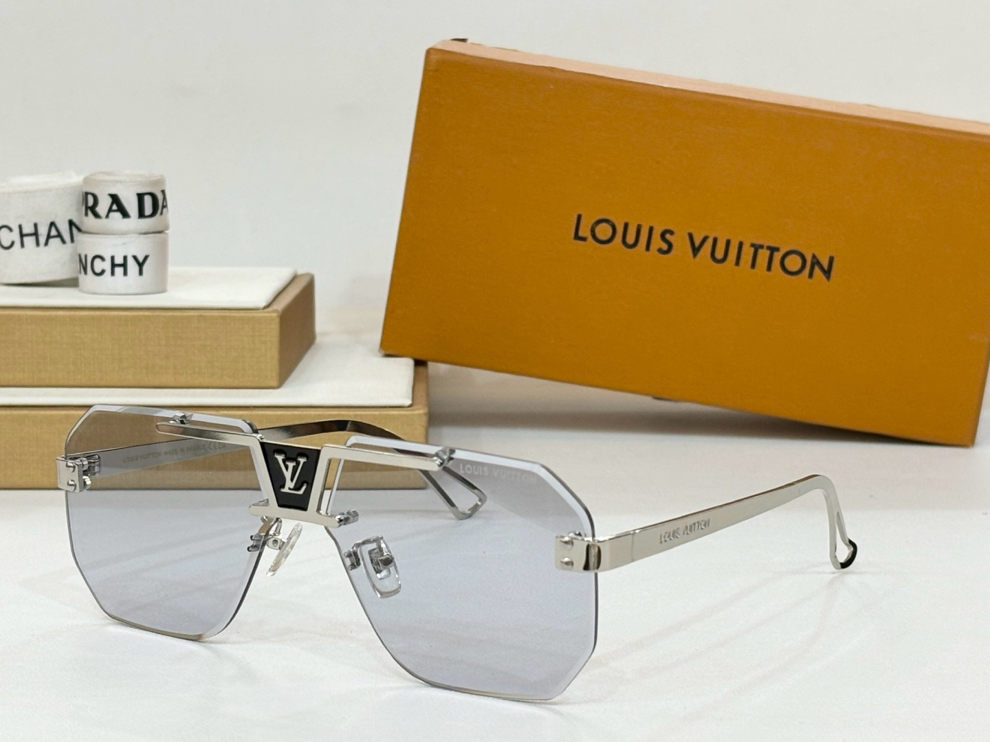  LOUIS VUITTO* 
MODEL：Z2038
