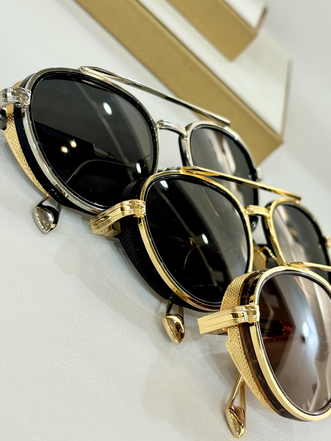  MAYBACH* 
ModTHE NEYN
SIZE52口22-145
